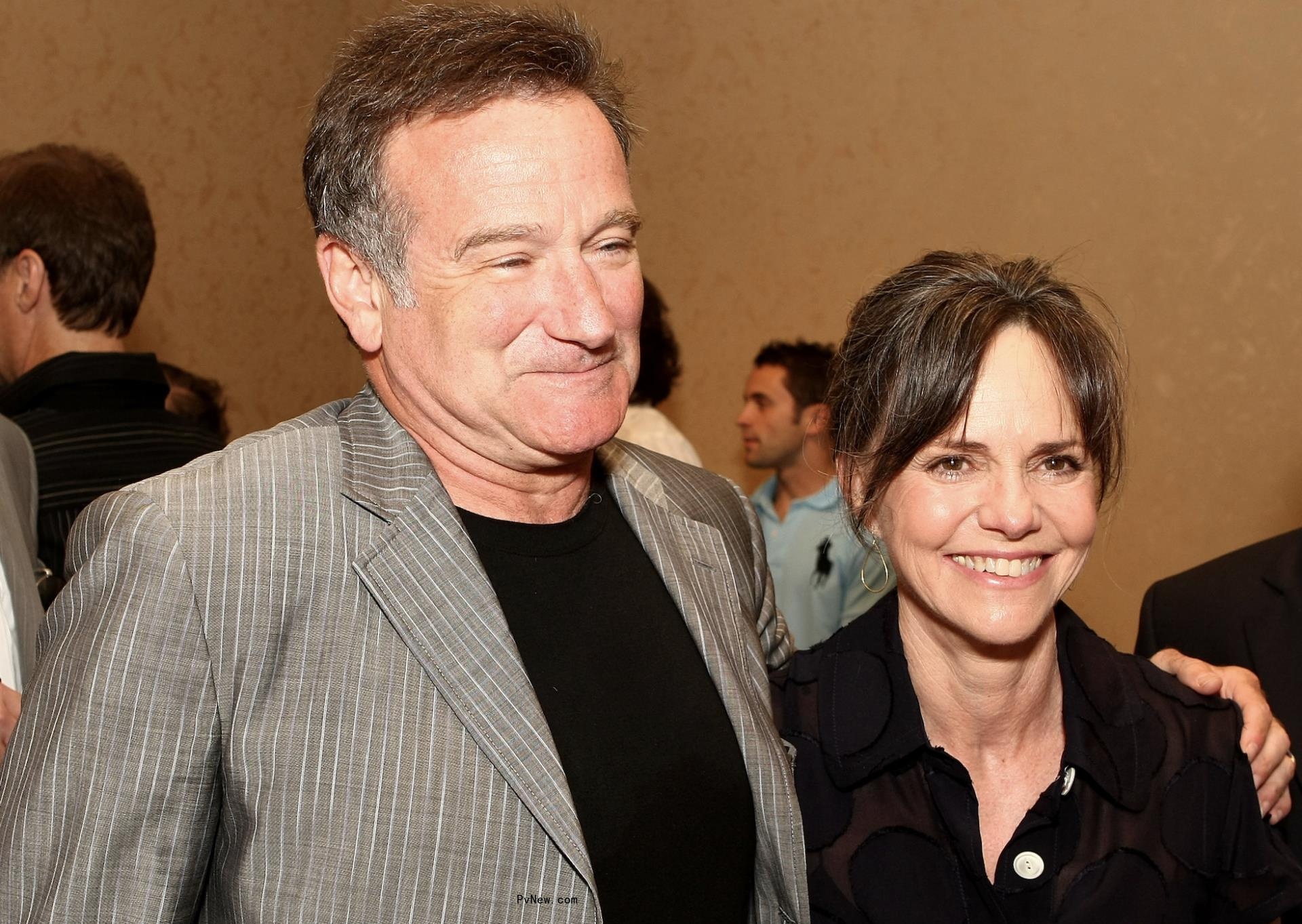 Sally Field Reveals Robin Williams Changed ‘Mrs. Doubtfire’ Filming Order So She Could Leave Set After Her Father Died: ‘He Was Very Sensitive and Intuitive’