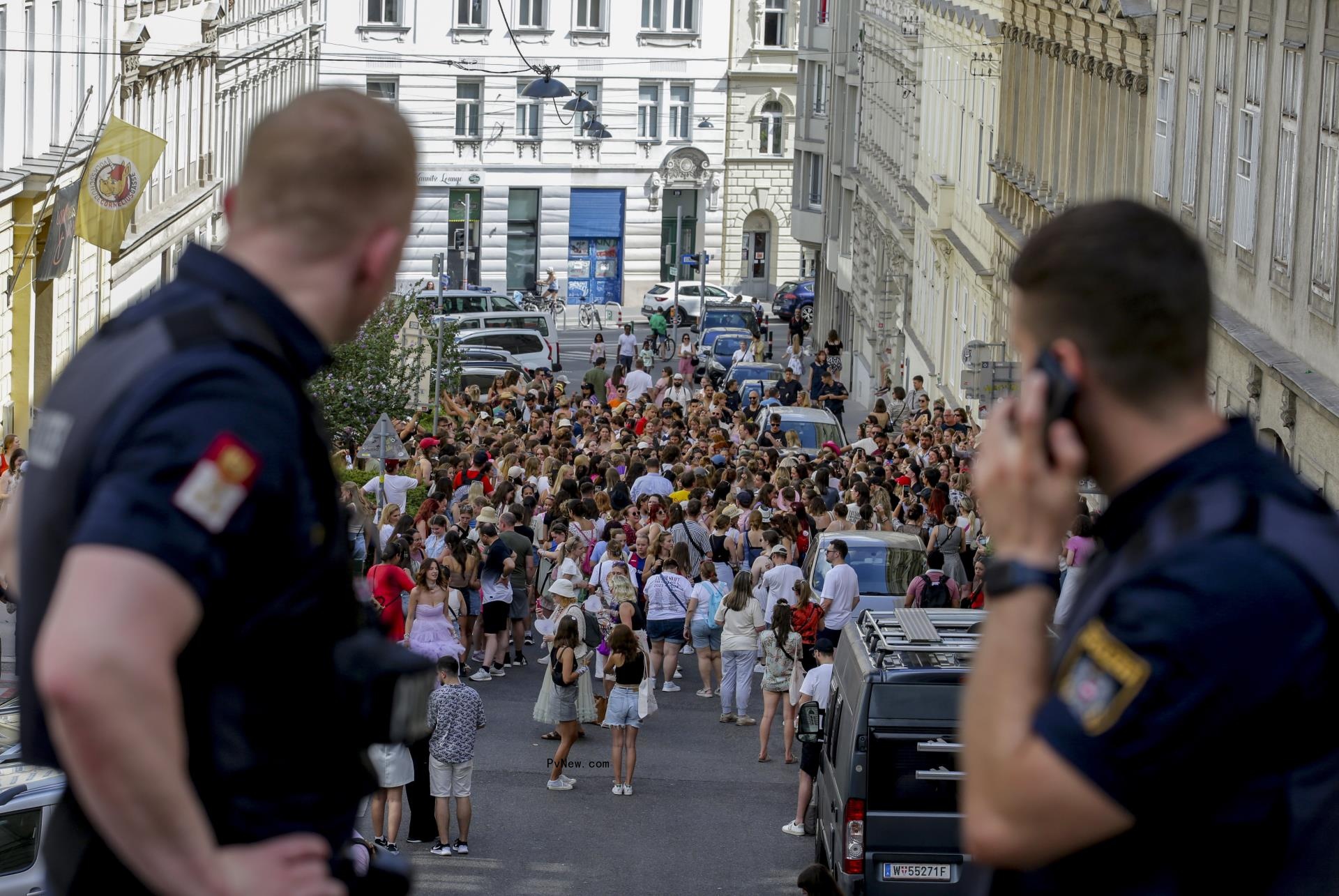 Swifties in Vienna surrounded by police