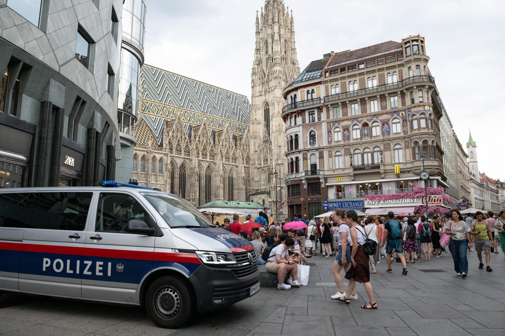 Swifties in Vienna surrounded by police