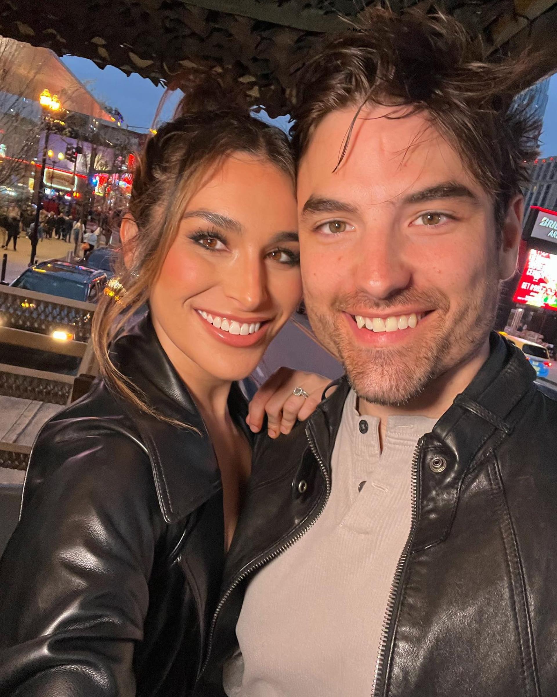 Ashley Iaco<i></i>netti and Jared Haibon pose for a selfie
