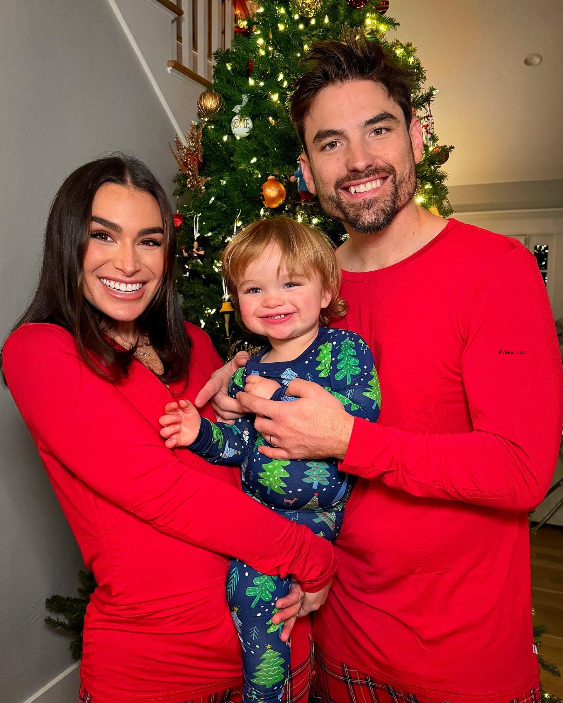 Ashley Iaco<i></i>netti and Jared Haibon pose with their son Dawson