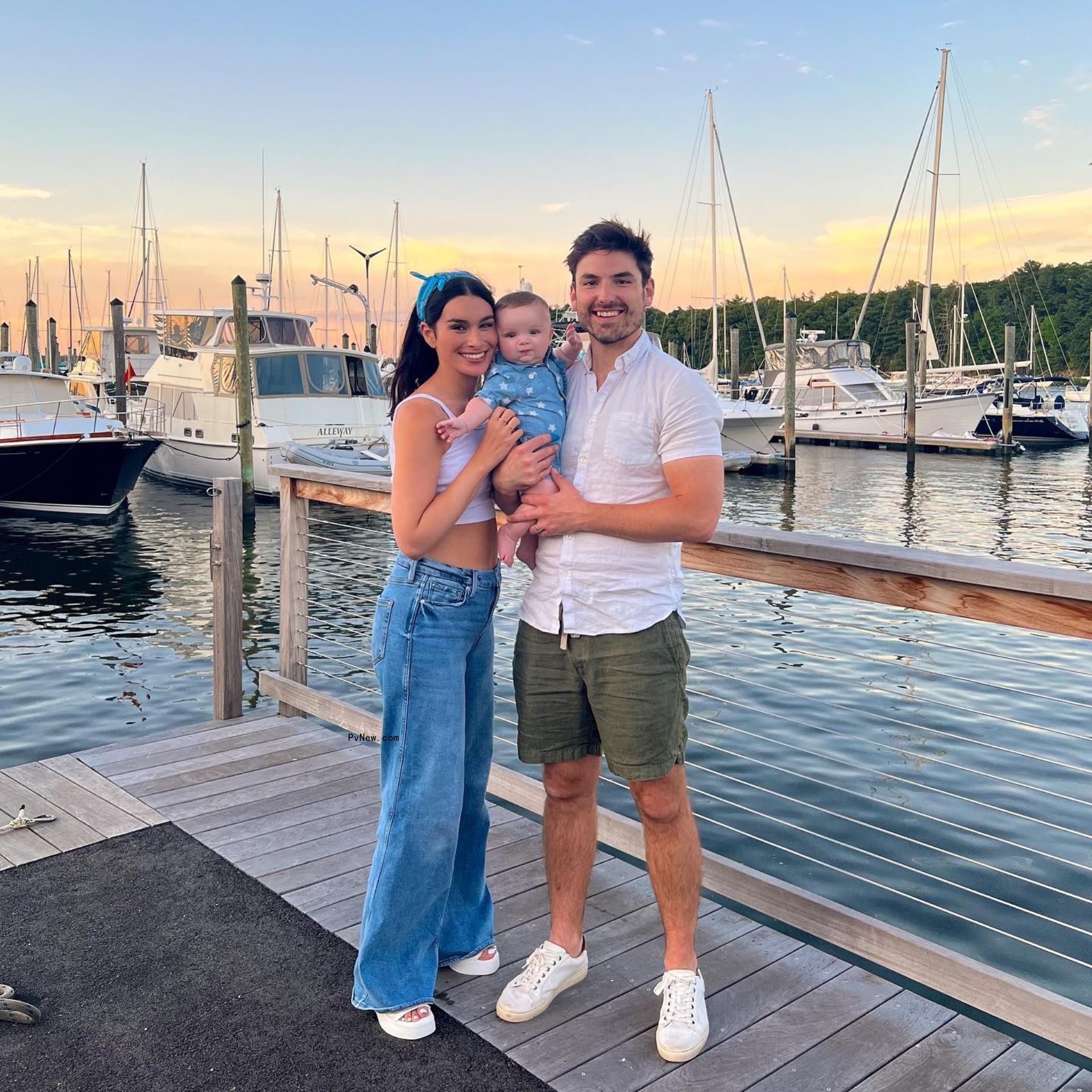 Ashley Iaco<i></i>netti and Jared Haibon pose with their son