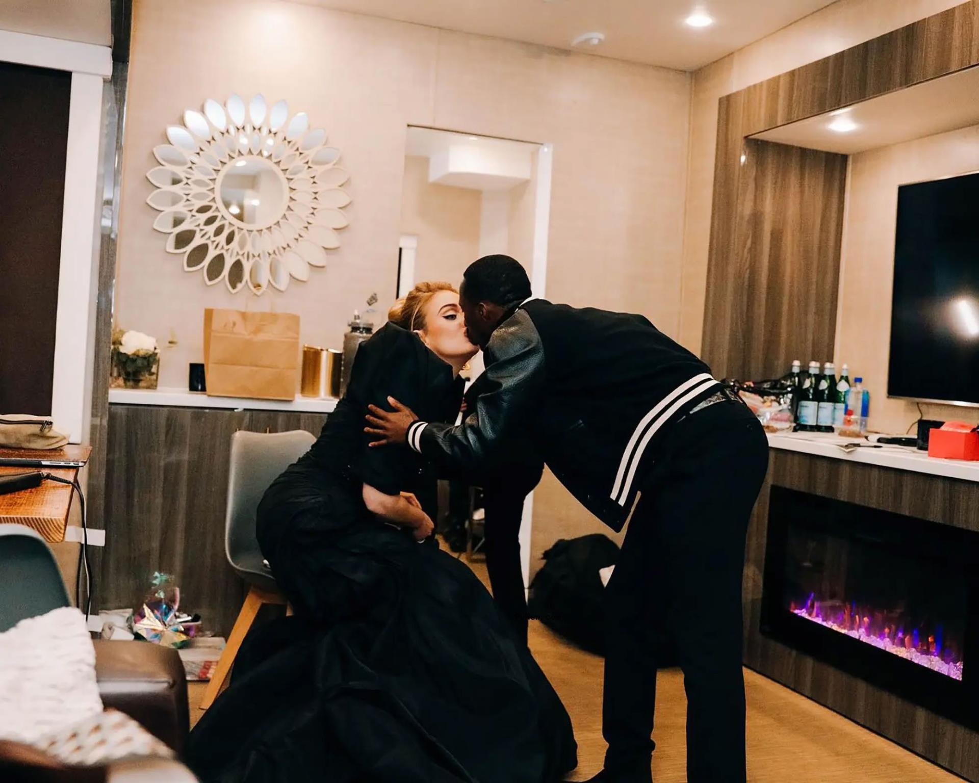 Rich Paul and Adele kissing.