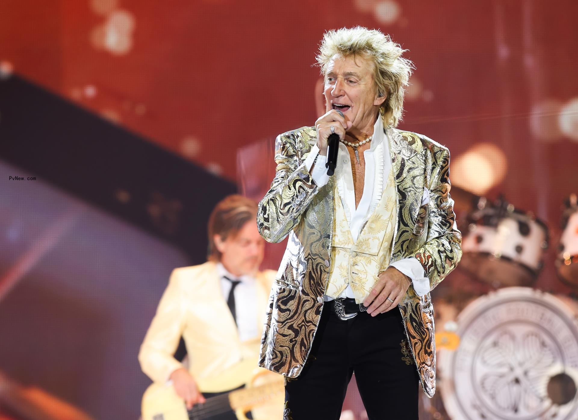  Rod Stewart performing