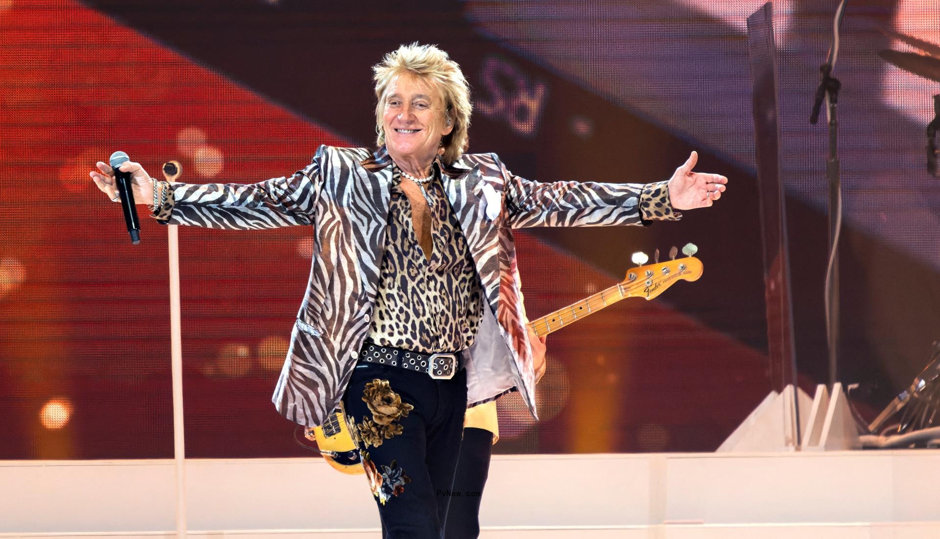  Rod Stewart performing