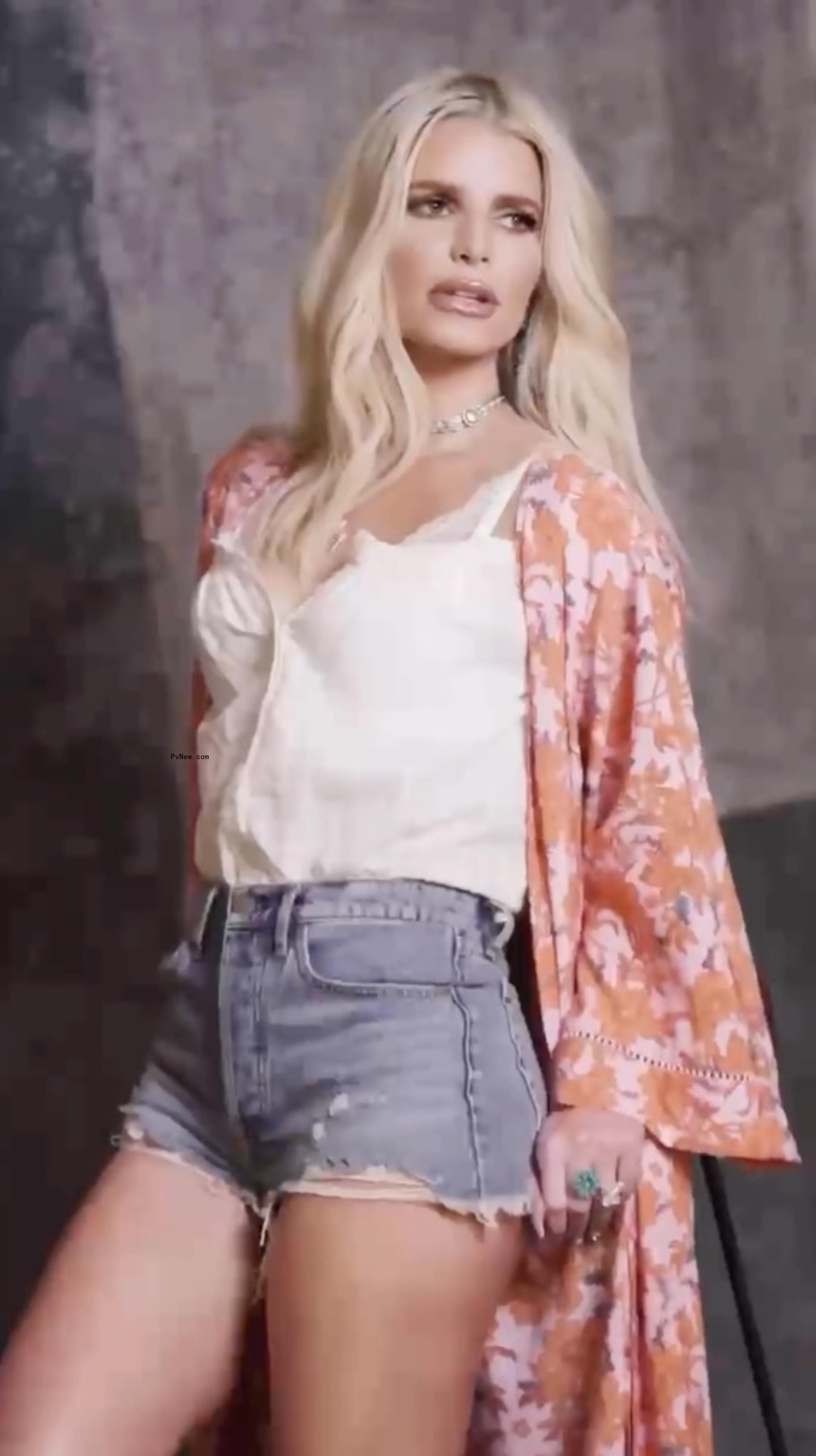 Jessica Simpson has a girls’ night out after shutting down speculation she’s drinking again