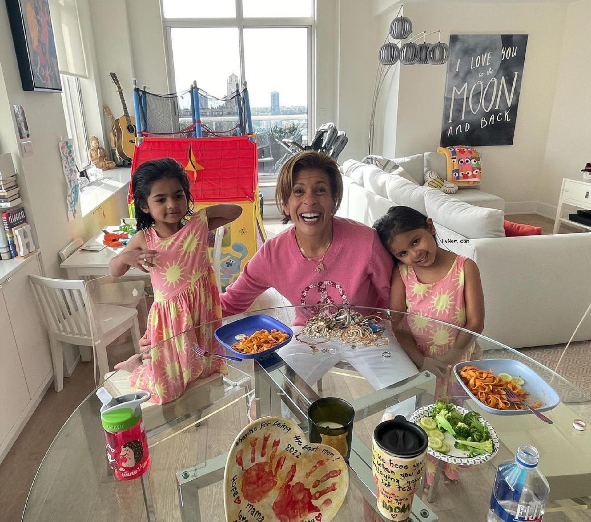 Hoda Kotb painting with her daughters.