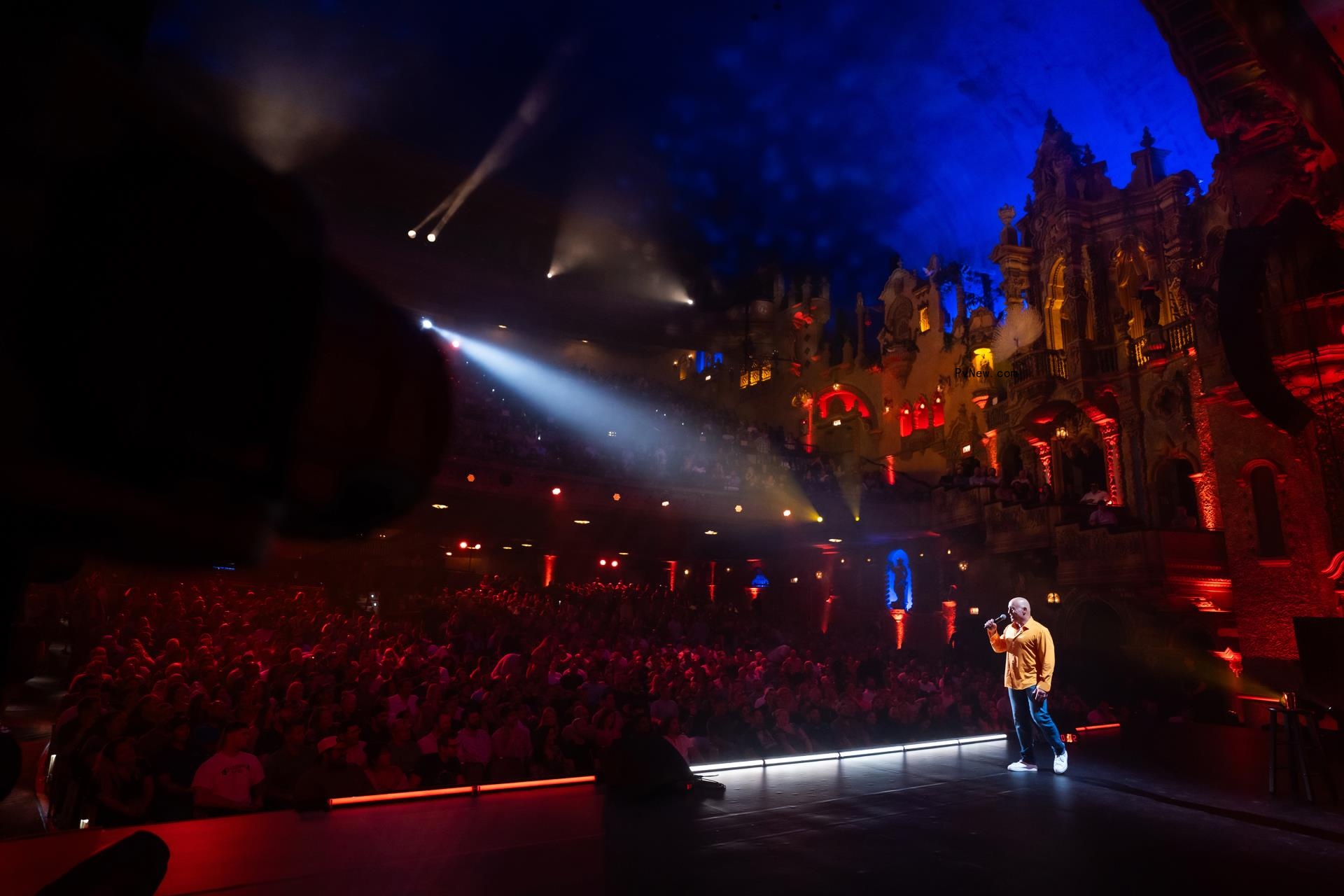 Joe Rogan doing stand-up comedy.