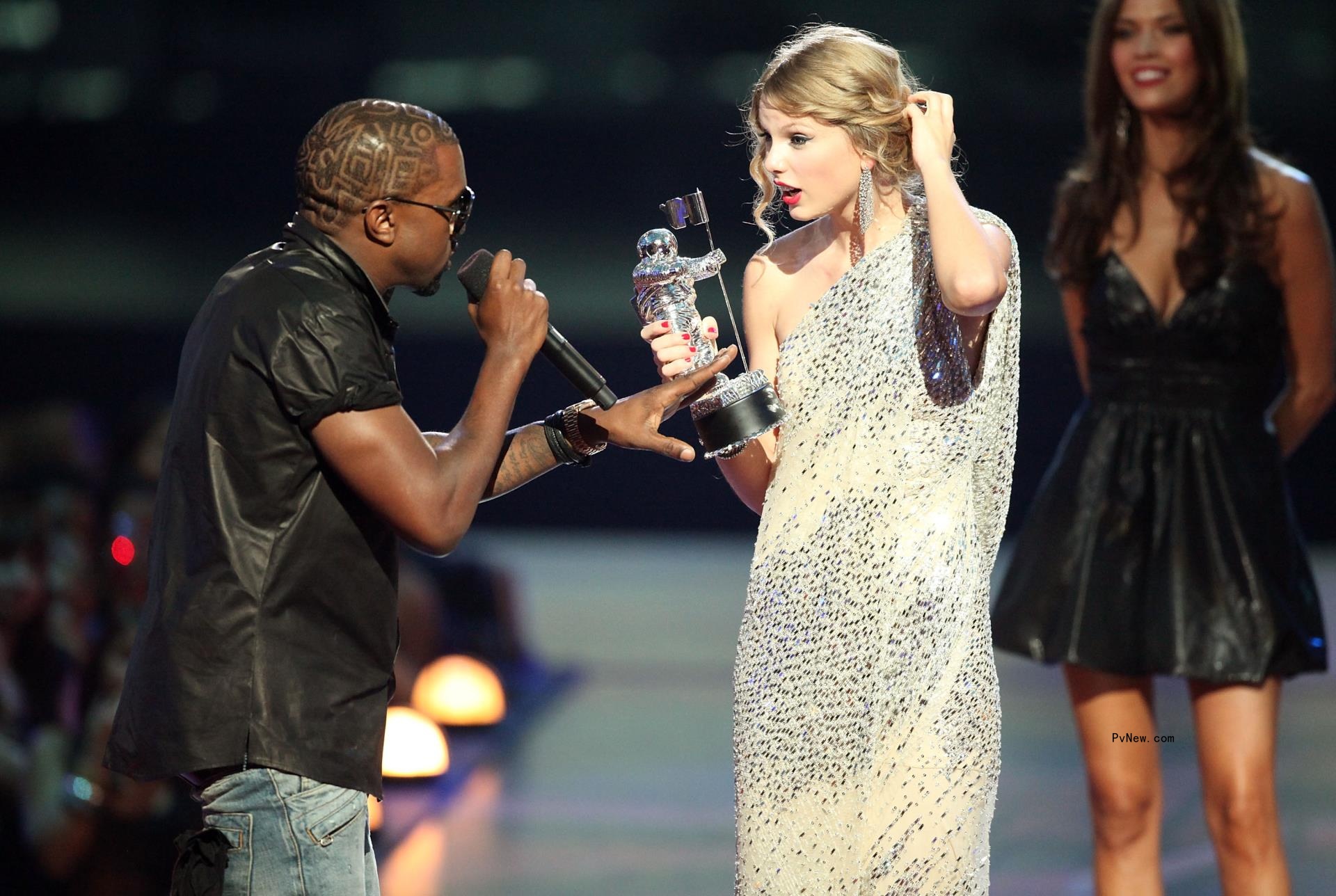 Kanye West and Taylor Swift at the 2009 MTV VMAs.