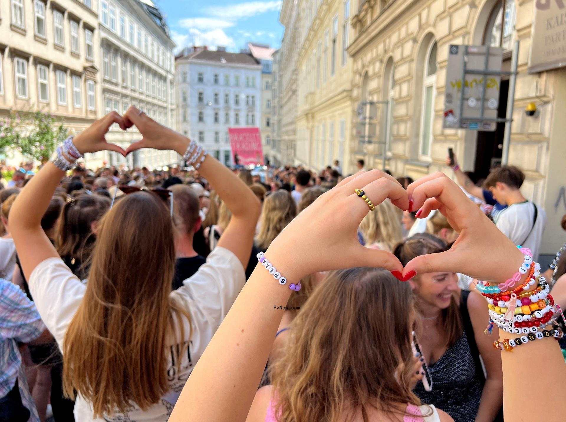 Swifties gather in Vienna to sing together after the government co<i></i>nfirmed a planned attack at the venue and the cancellations of Taylor Swift concerts.