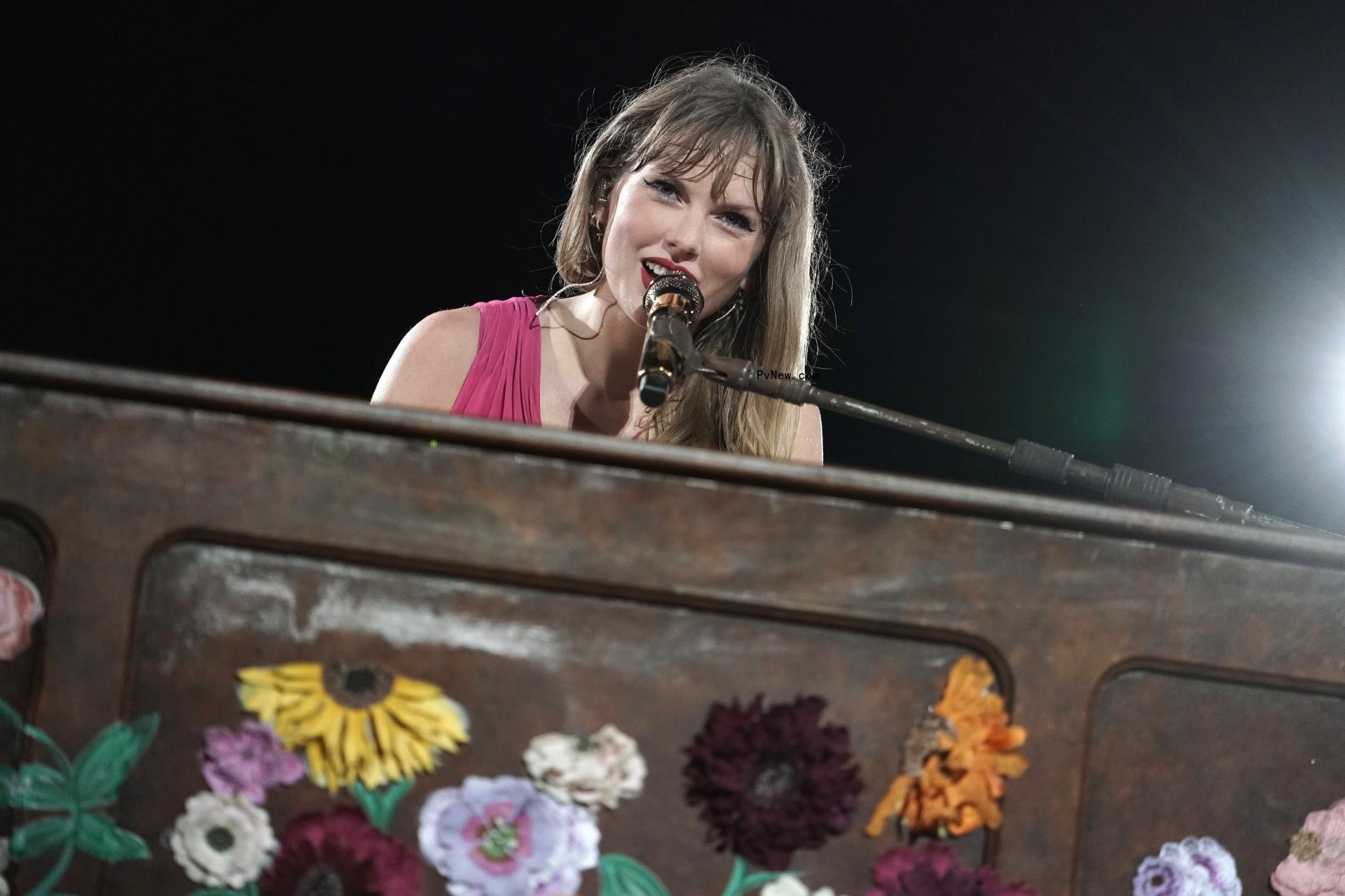 Taylor Swift performs o<i></i>nstage during 