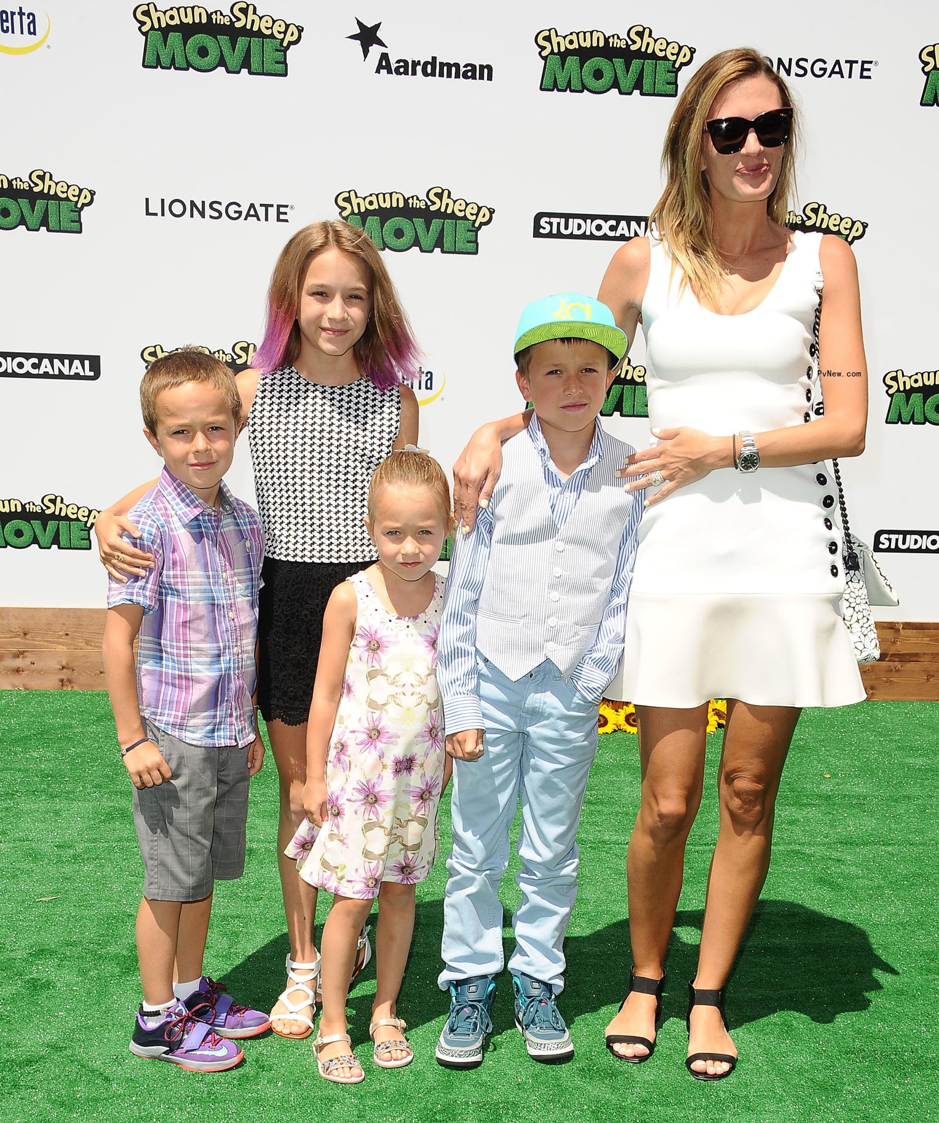 Rhea Durham and four kids at 