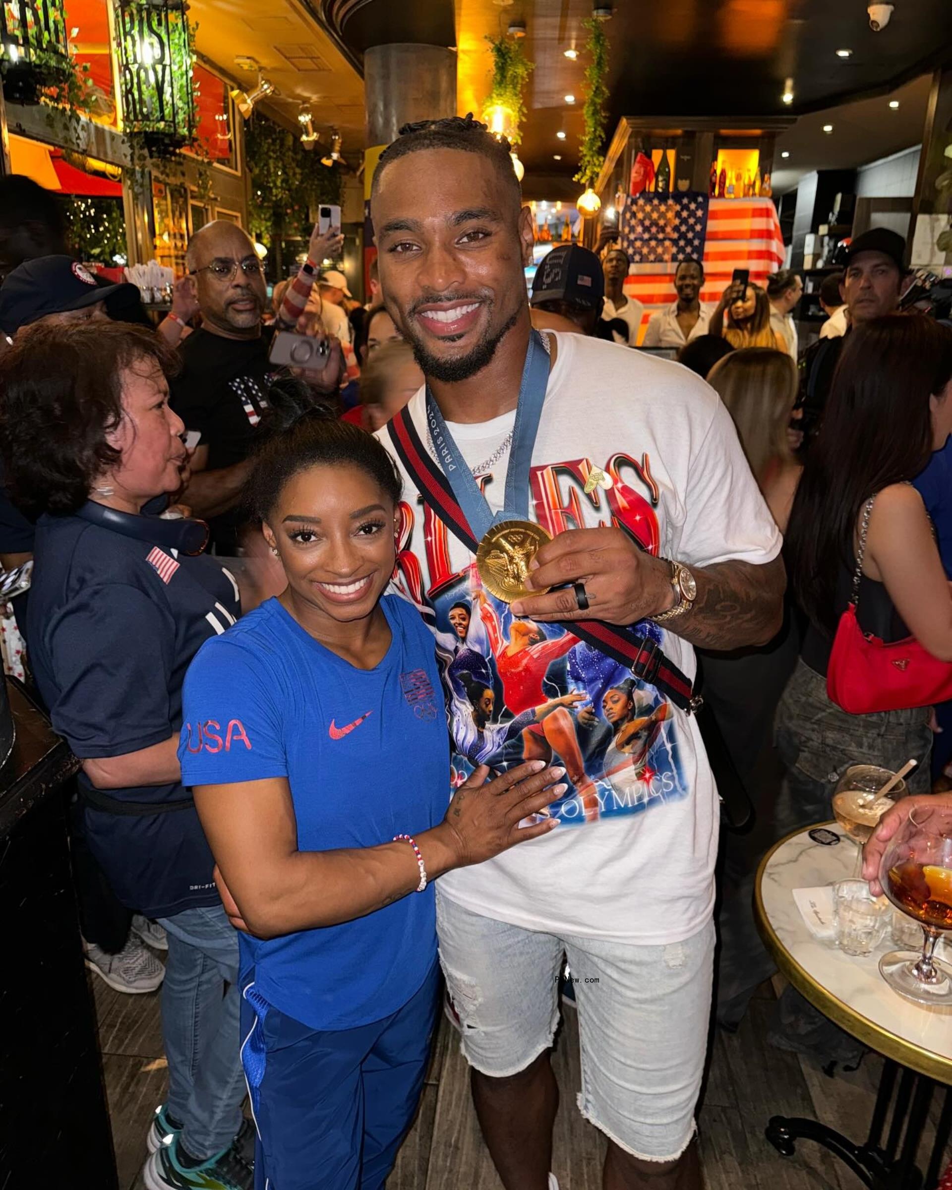 Simone Biles and Jo<i></i>nathan Owens posing for a picture