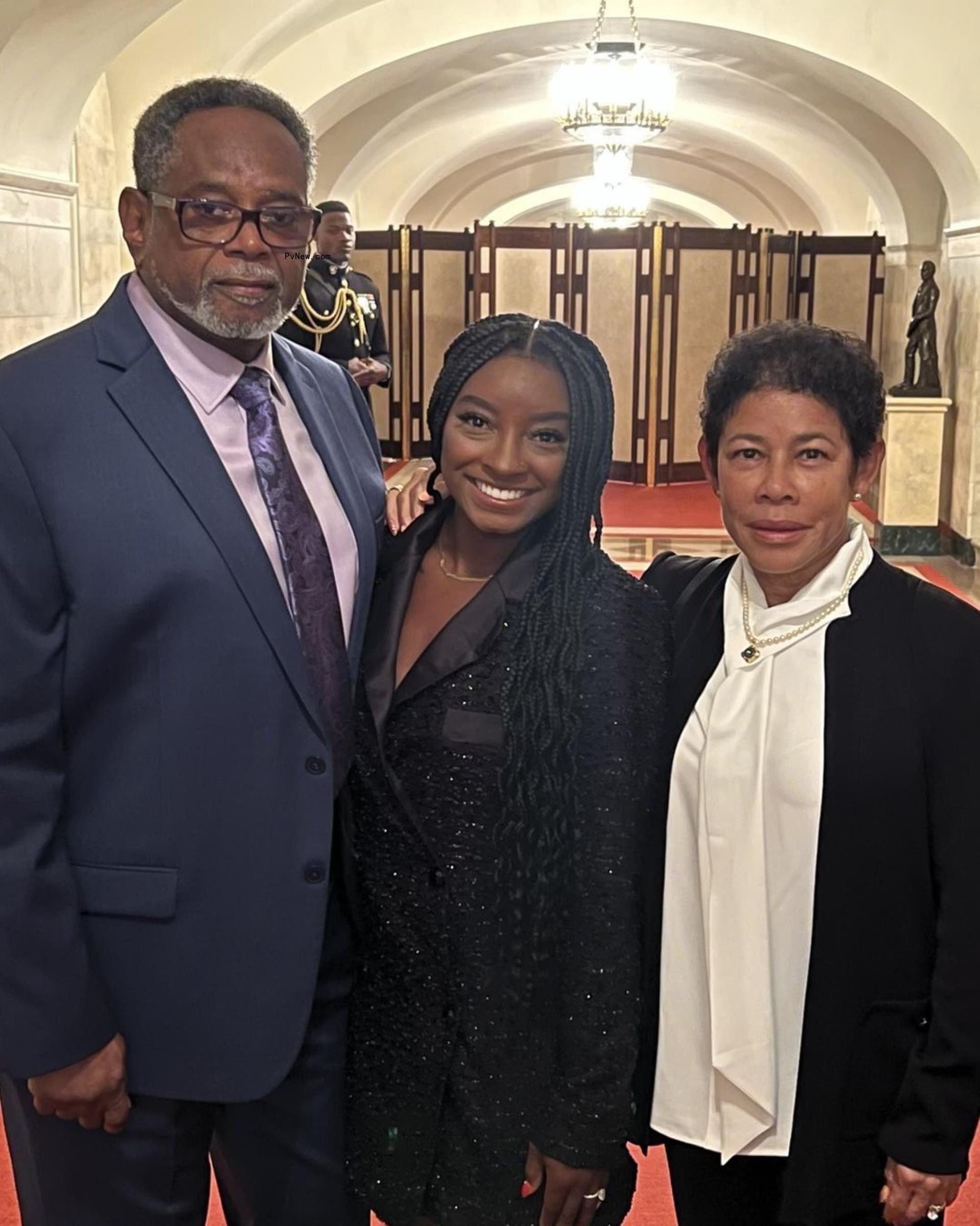 Ro<i></i>nald Biles, Simone Biles and Nellie Biles posing for a picture