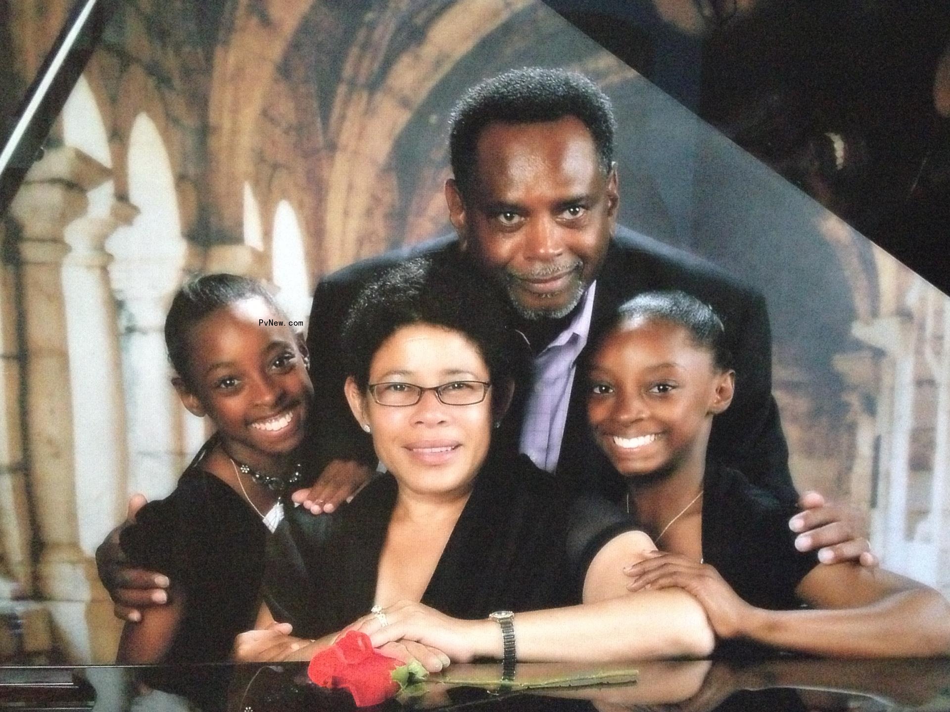 Adria Biles, Ro<i></i>nald Biles, Nellie Biles and Simone Biles in a portrait