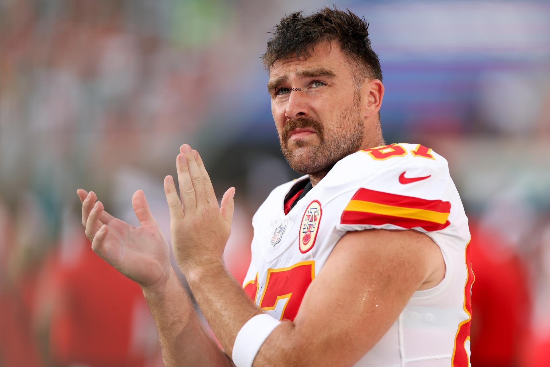 Travis Kelce clapping at a football practice