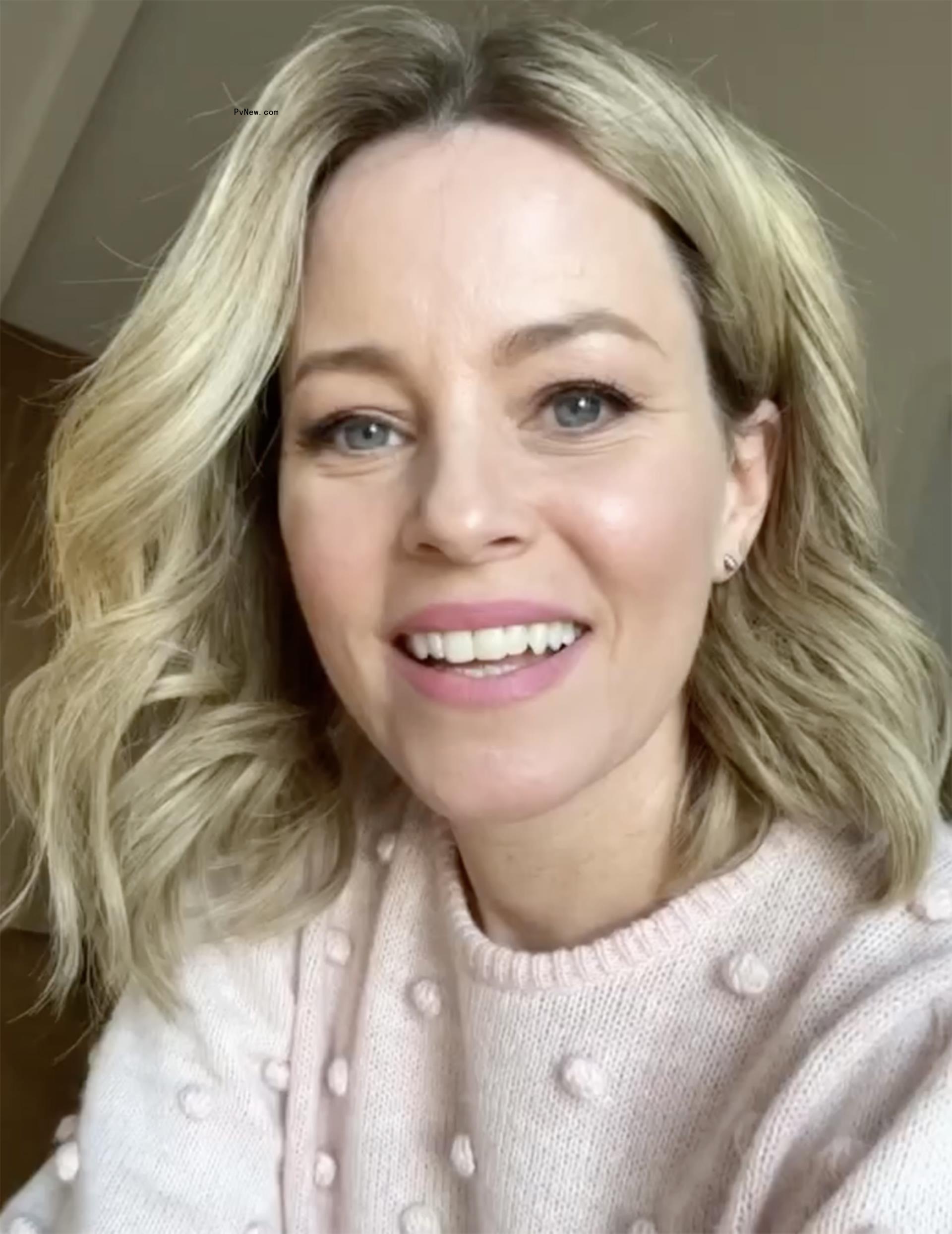 A selfie of Elizabeth Banks