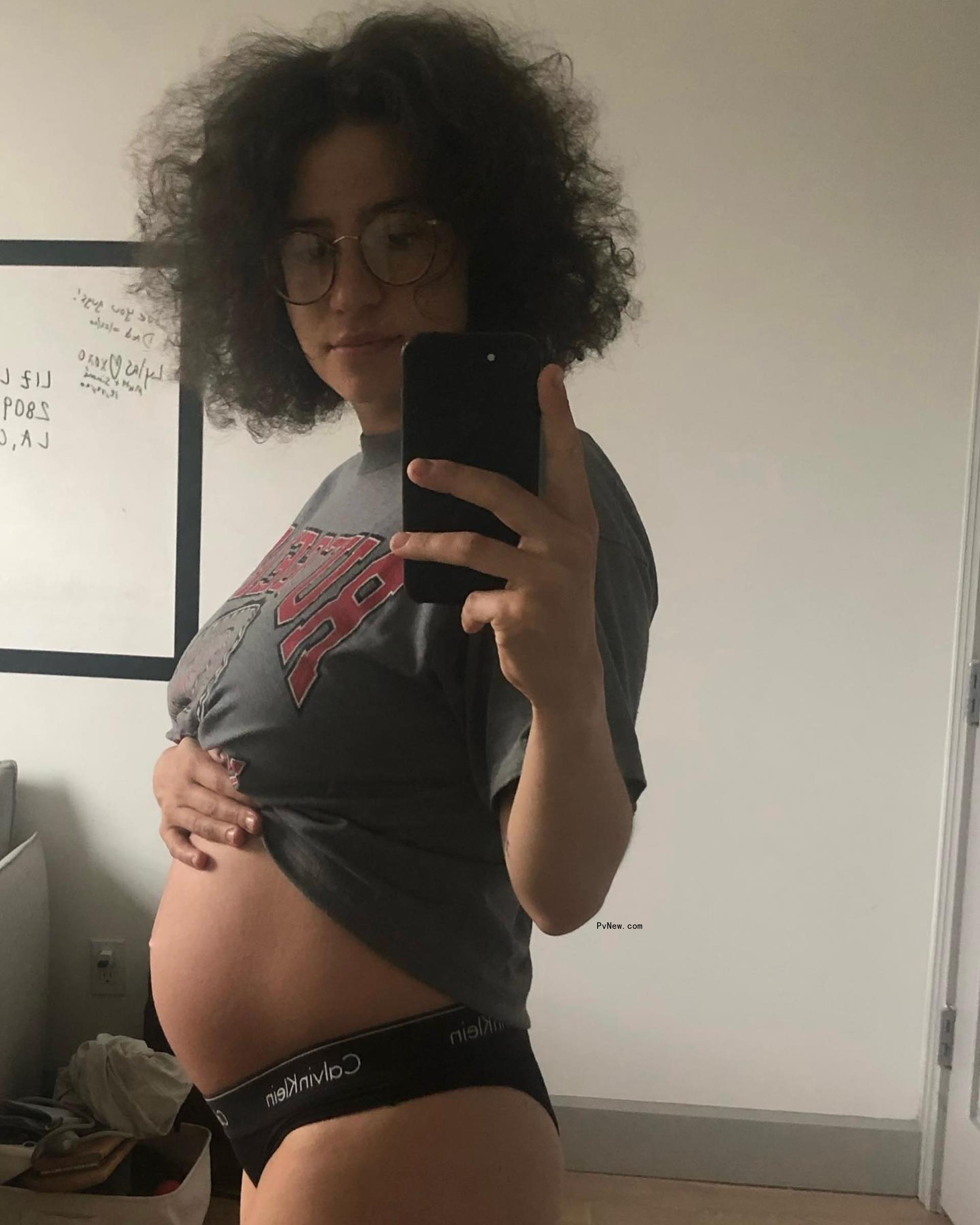 Ilana Glazer pregnant with her daughter.