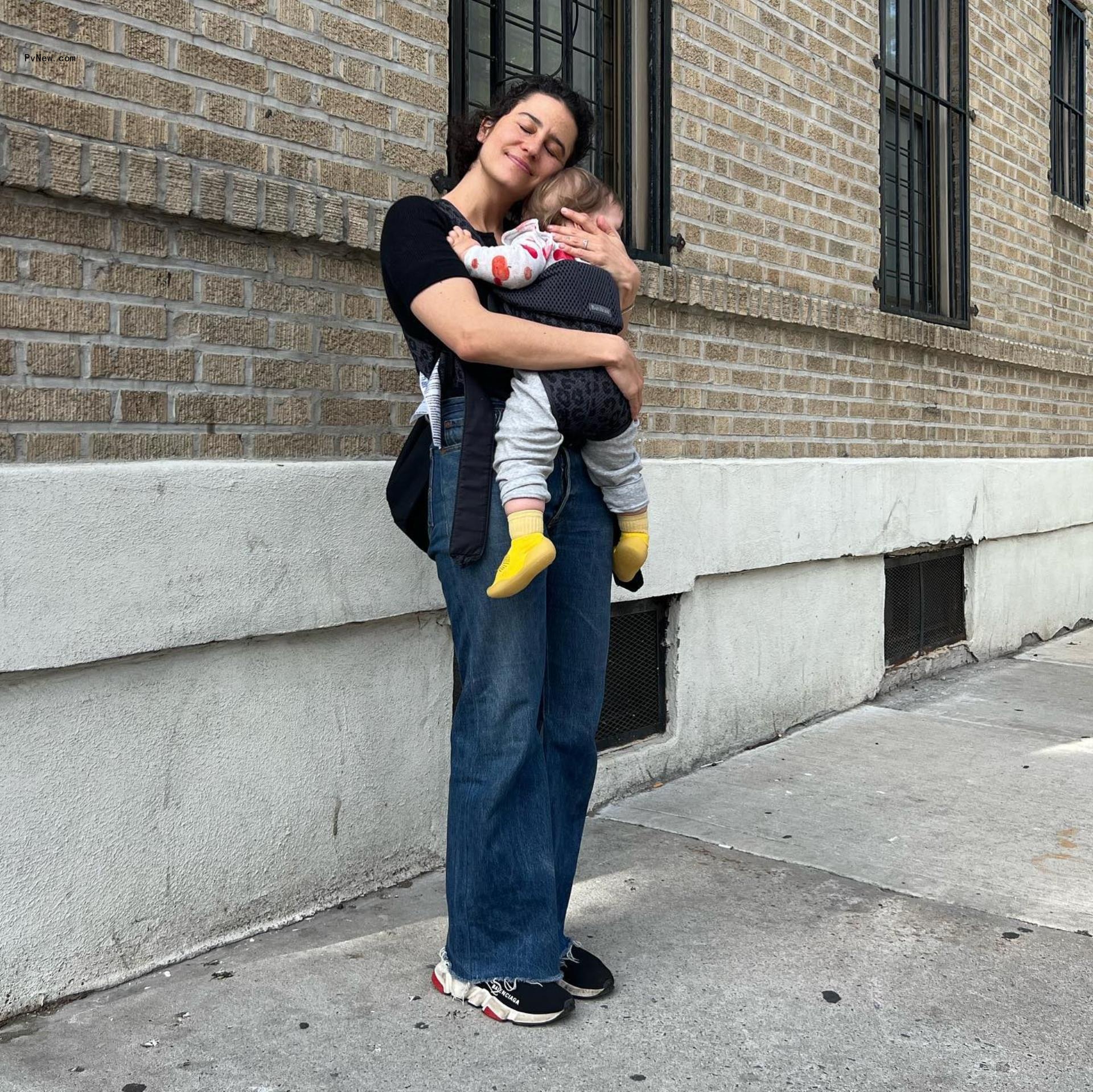 Ilana Glazer holding her daughter.