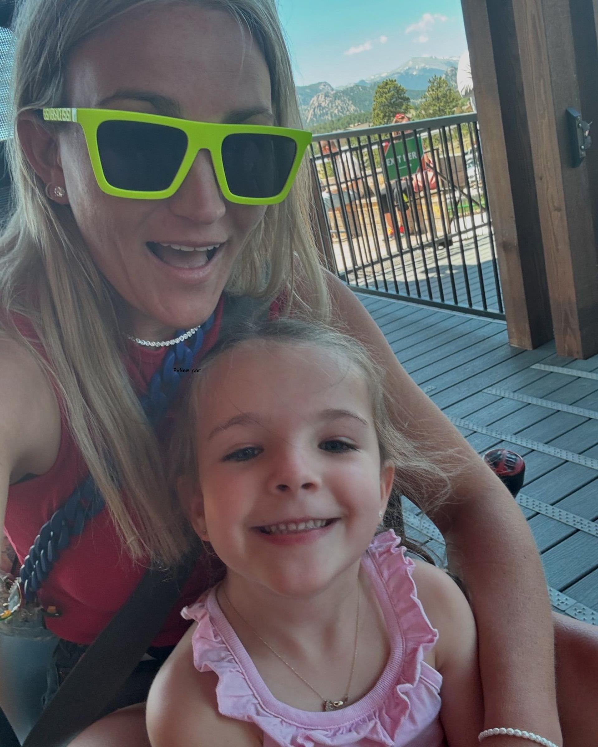 Jamie Lynn Spears posing with her daughter Ivey.