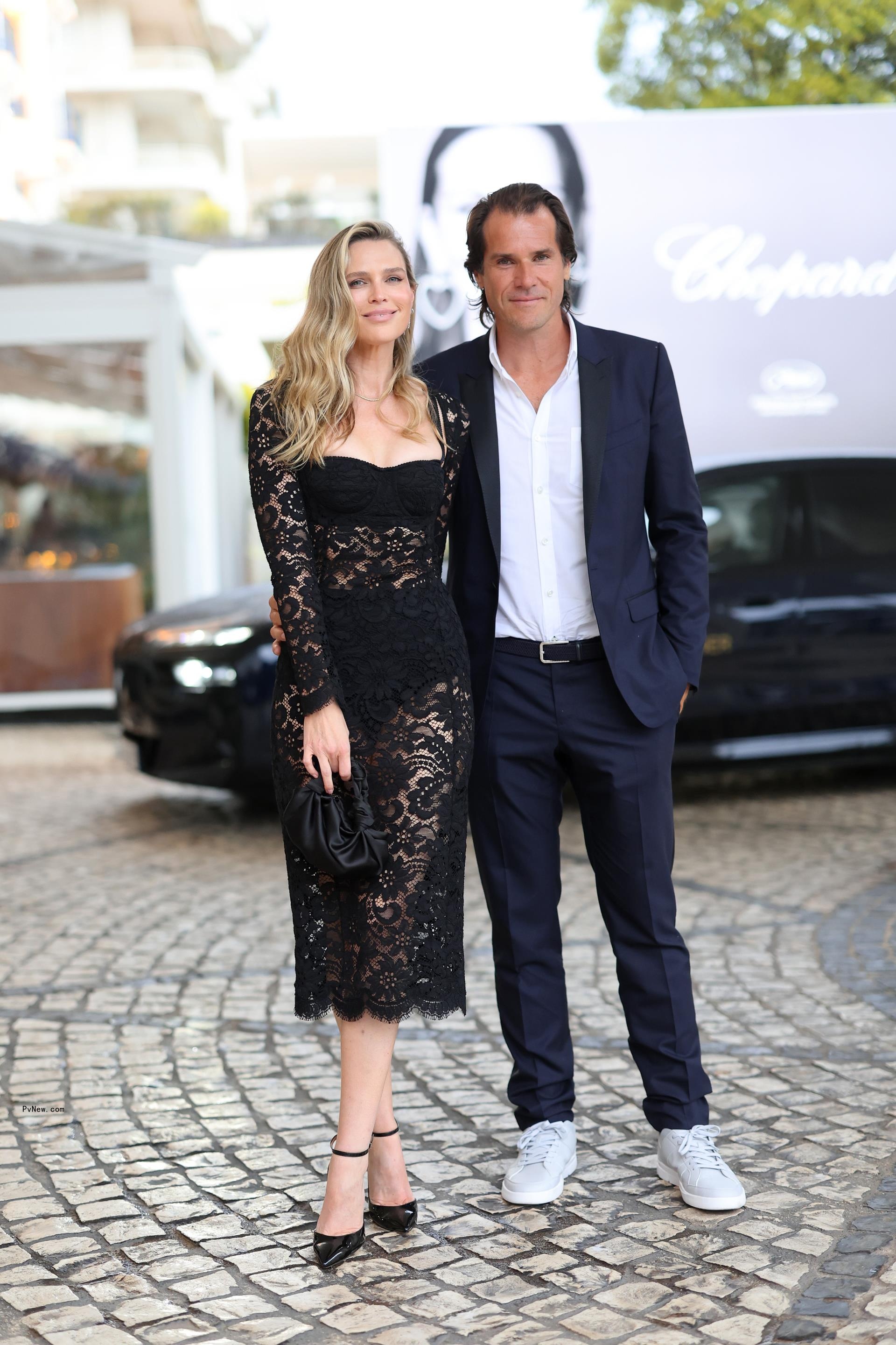 Sara foster and Tommy Haas posing together