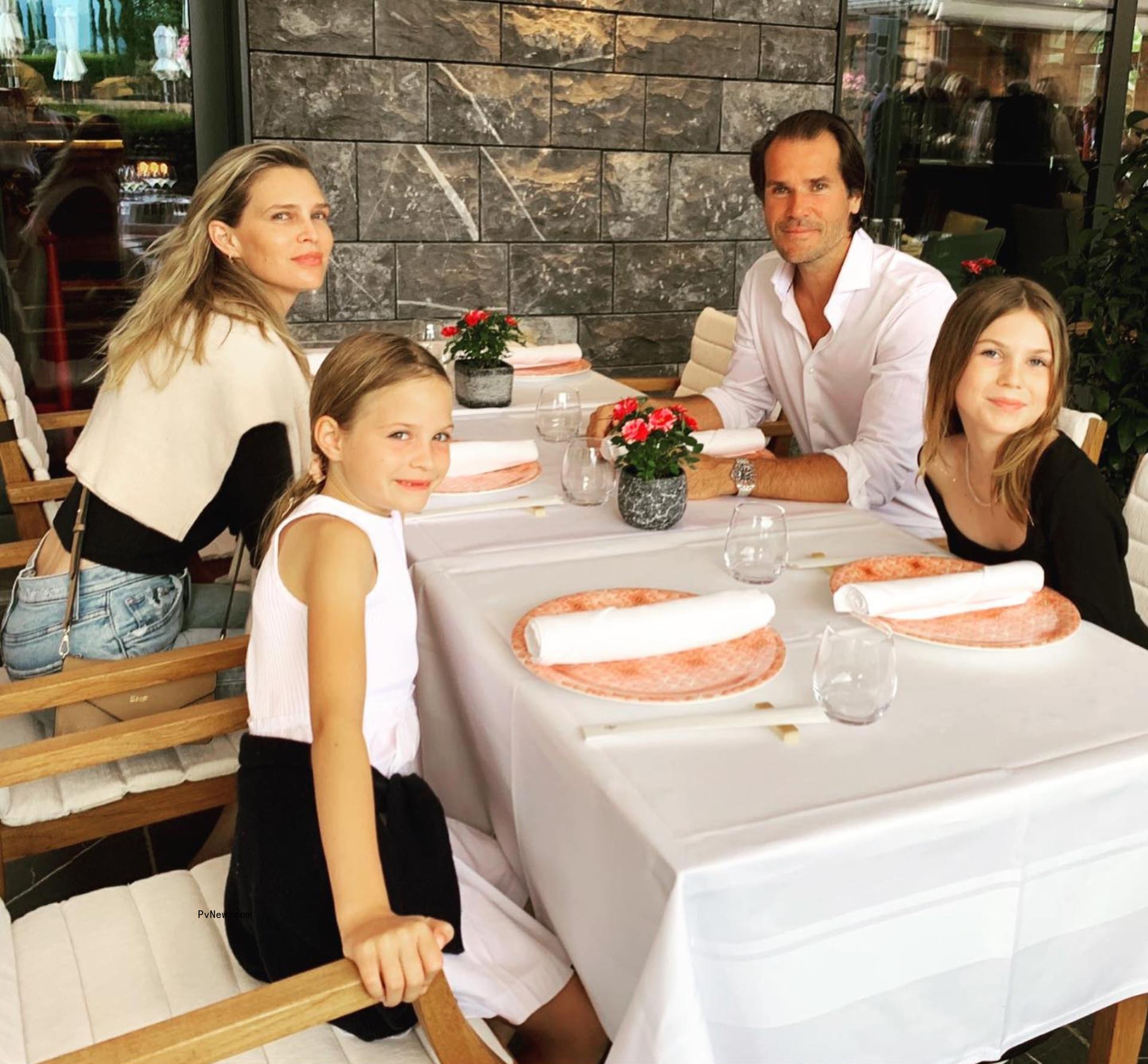 Sara Foster and Tommy Haas posing with their kids