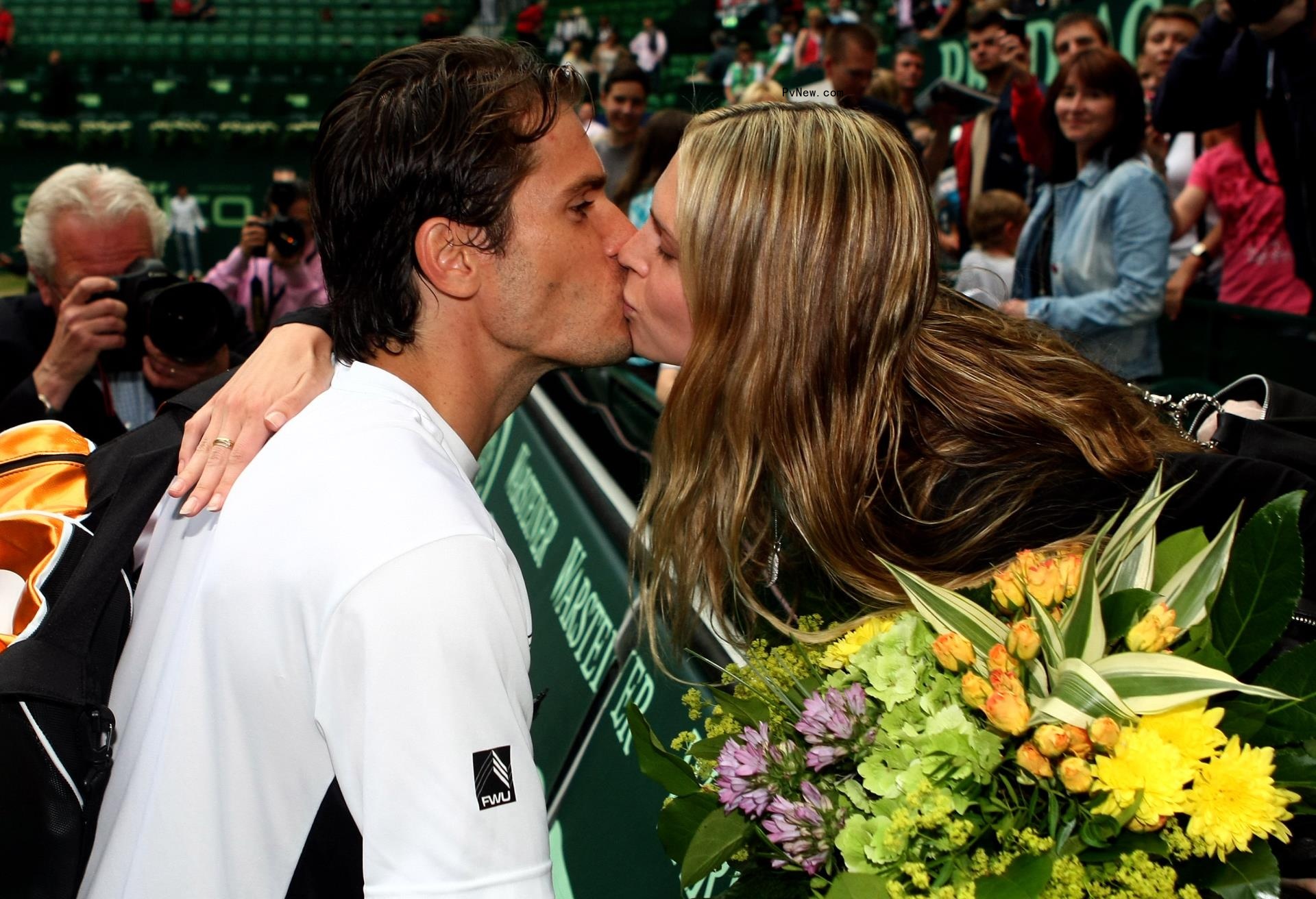 Sara Foster and Tommy Haas kissing