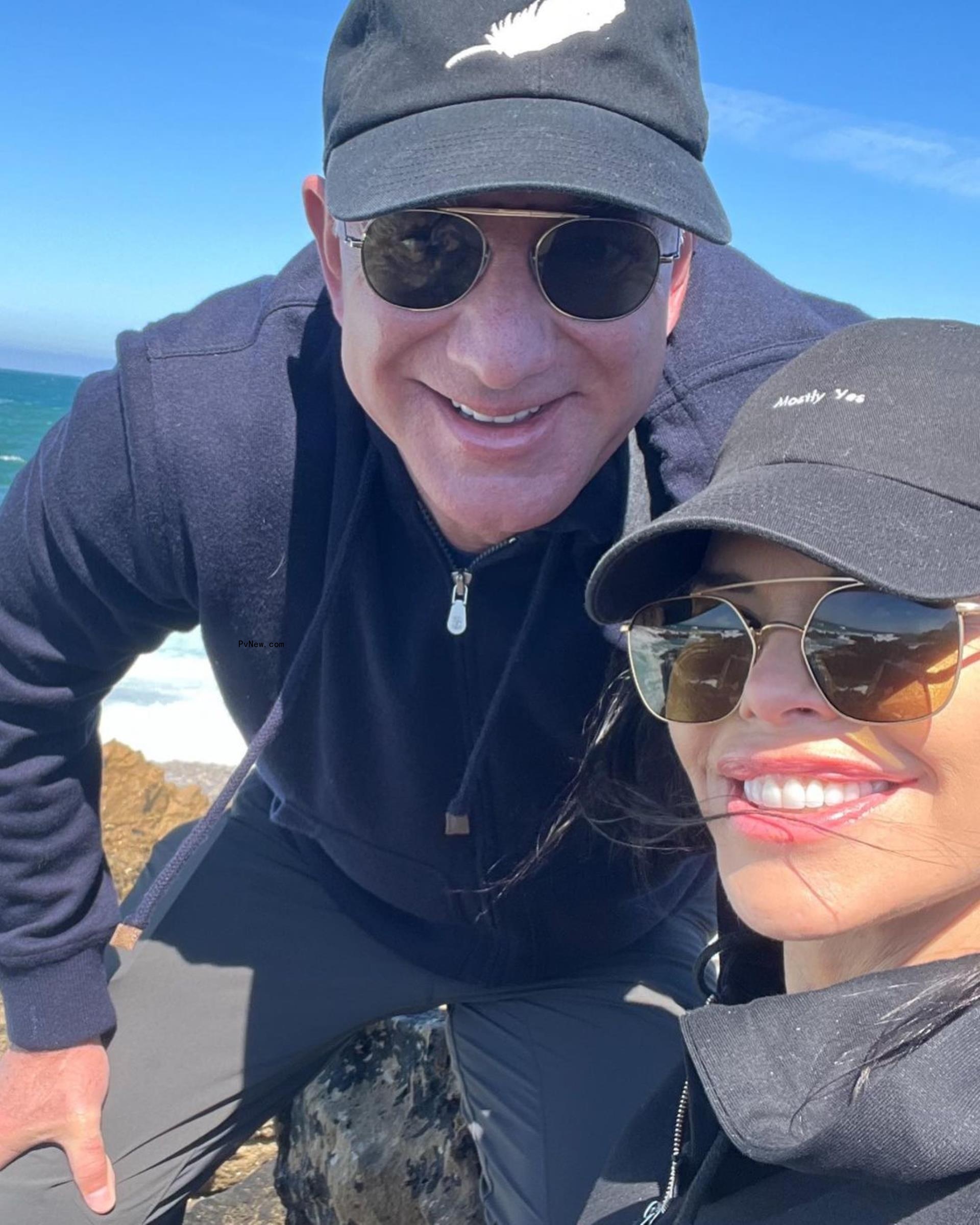 Jeff Bezos and Lauren Sánchez in Instagram selfie