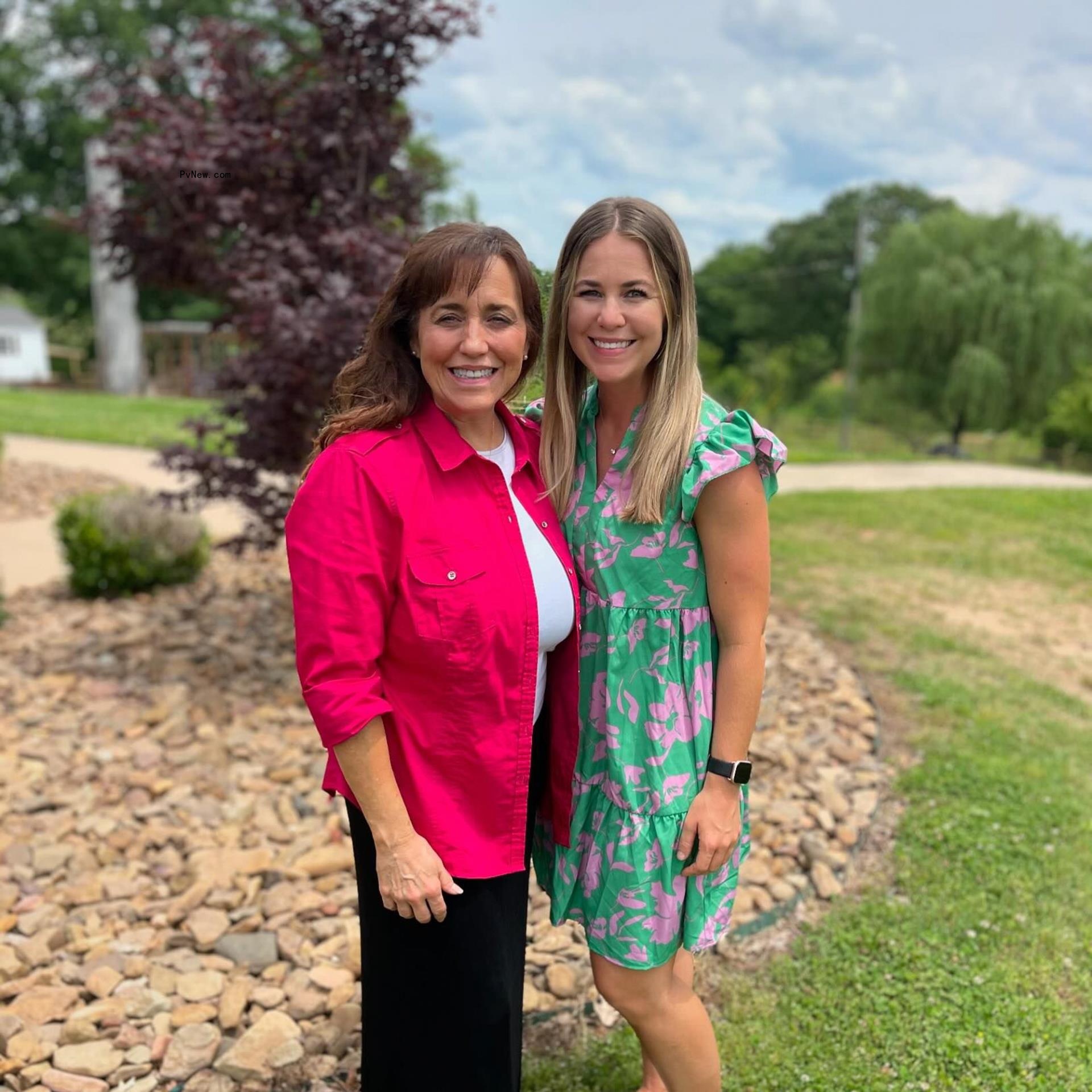 Jana Duggar and her mom.