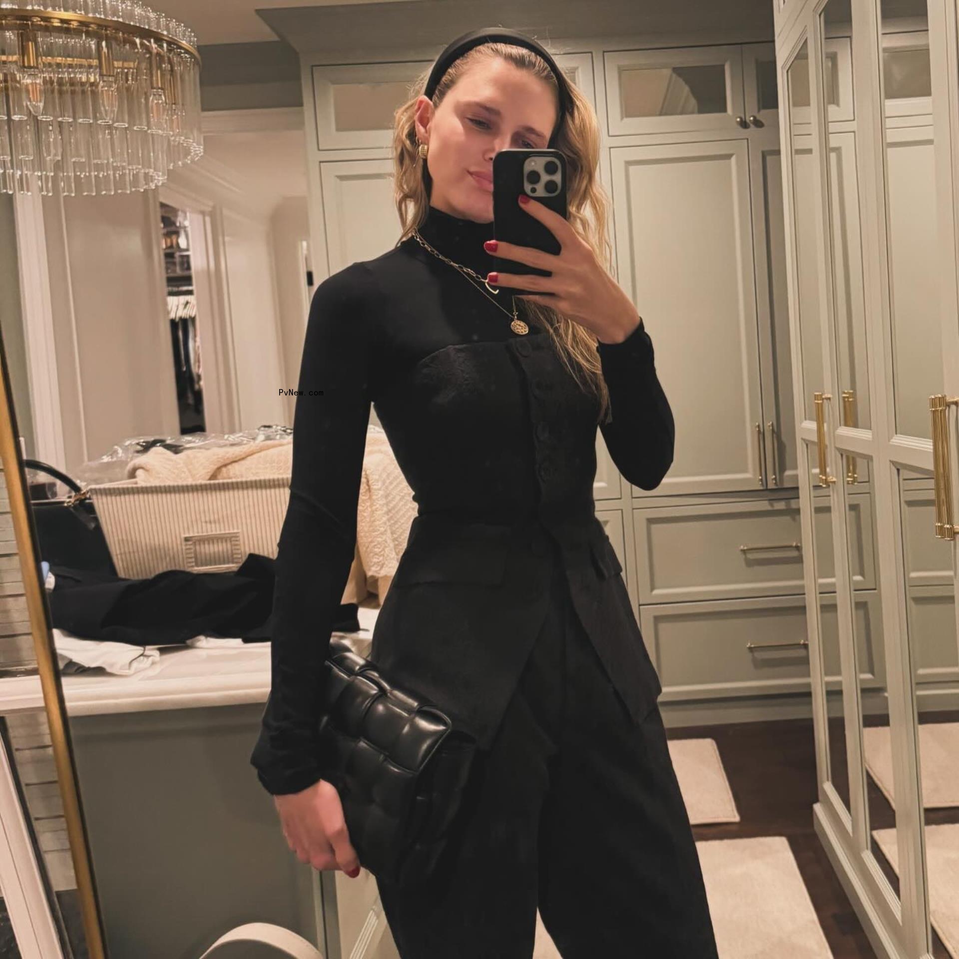 A mirror selfie of Sara foster