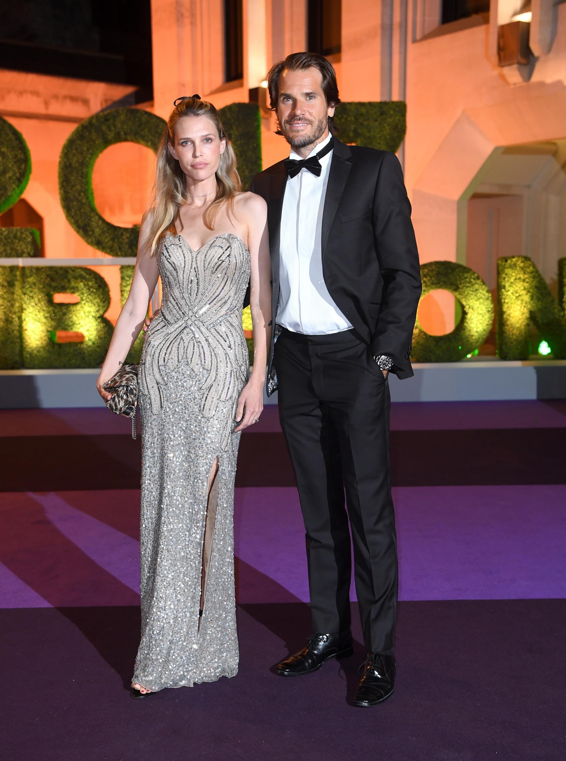 Tommy Haas and Sara Foster posing together