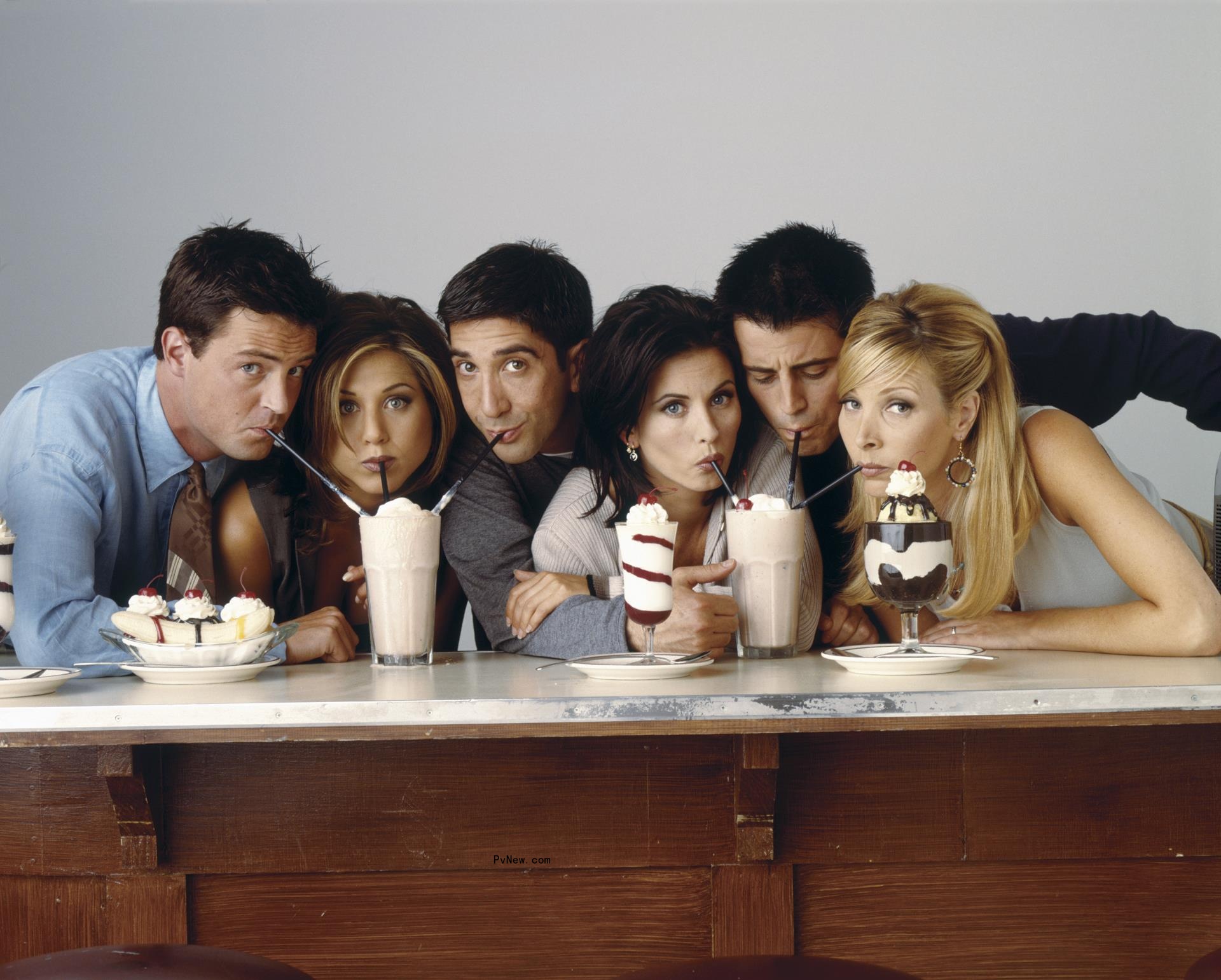 Matthew Perry as Chandler Bing, Jennifer Aniston as Rachel Green, David Schwimmer as Ross Geller, Courteney Cox as Mo<i></i>nica Geller, Matt Le Blanc as Joey Tribbiani, Lisa Kudrow as Phoebe Buffay in 