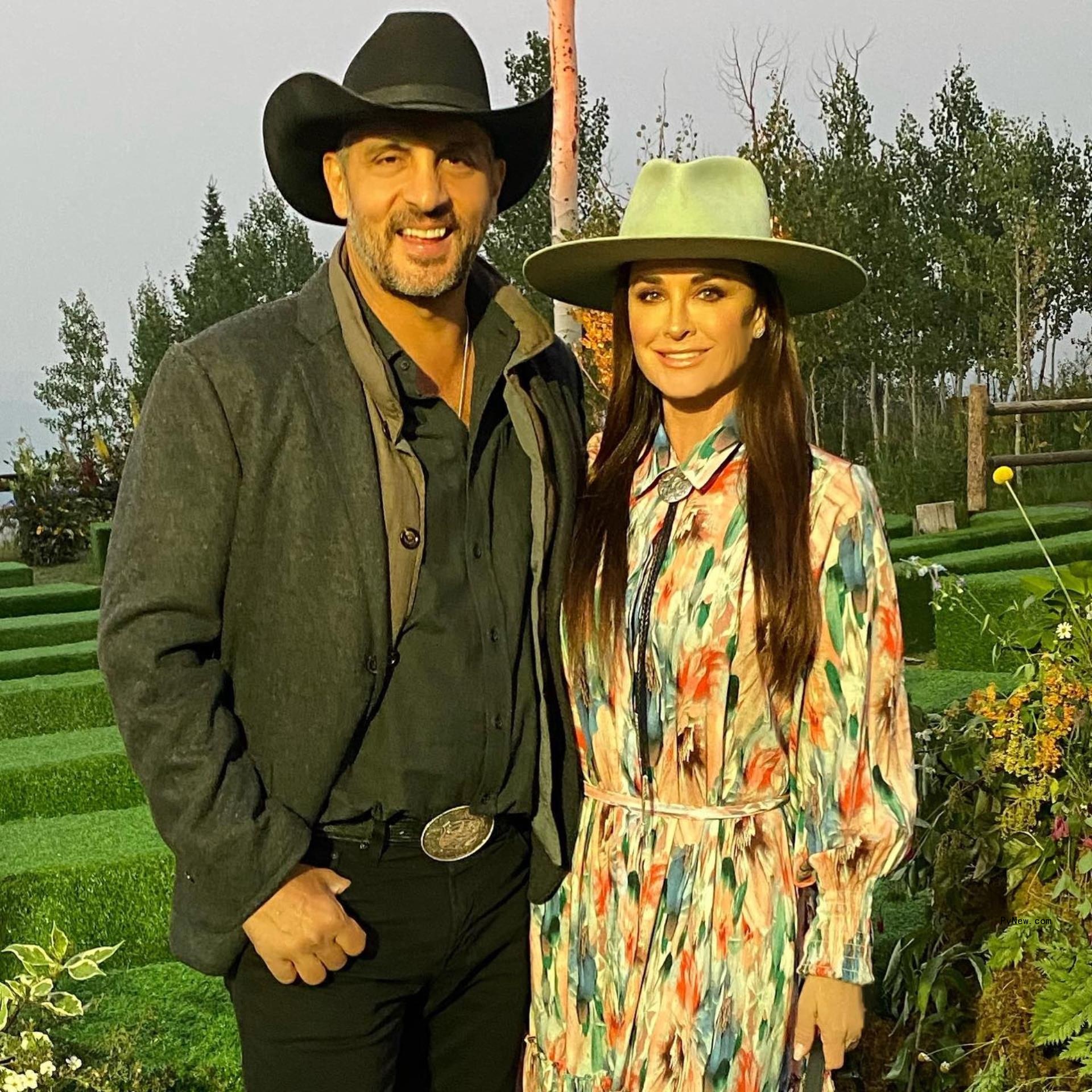 Kyle Richards and Mauricio Umansky pose together in cowboy hats.