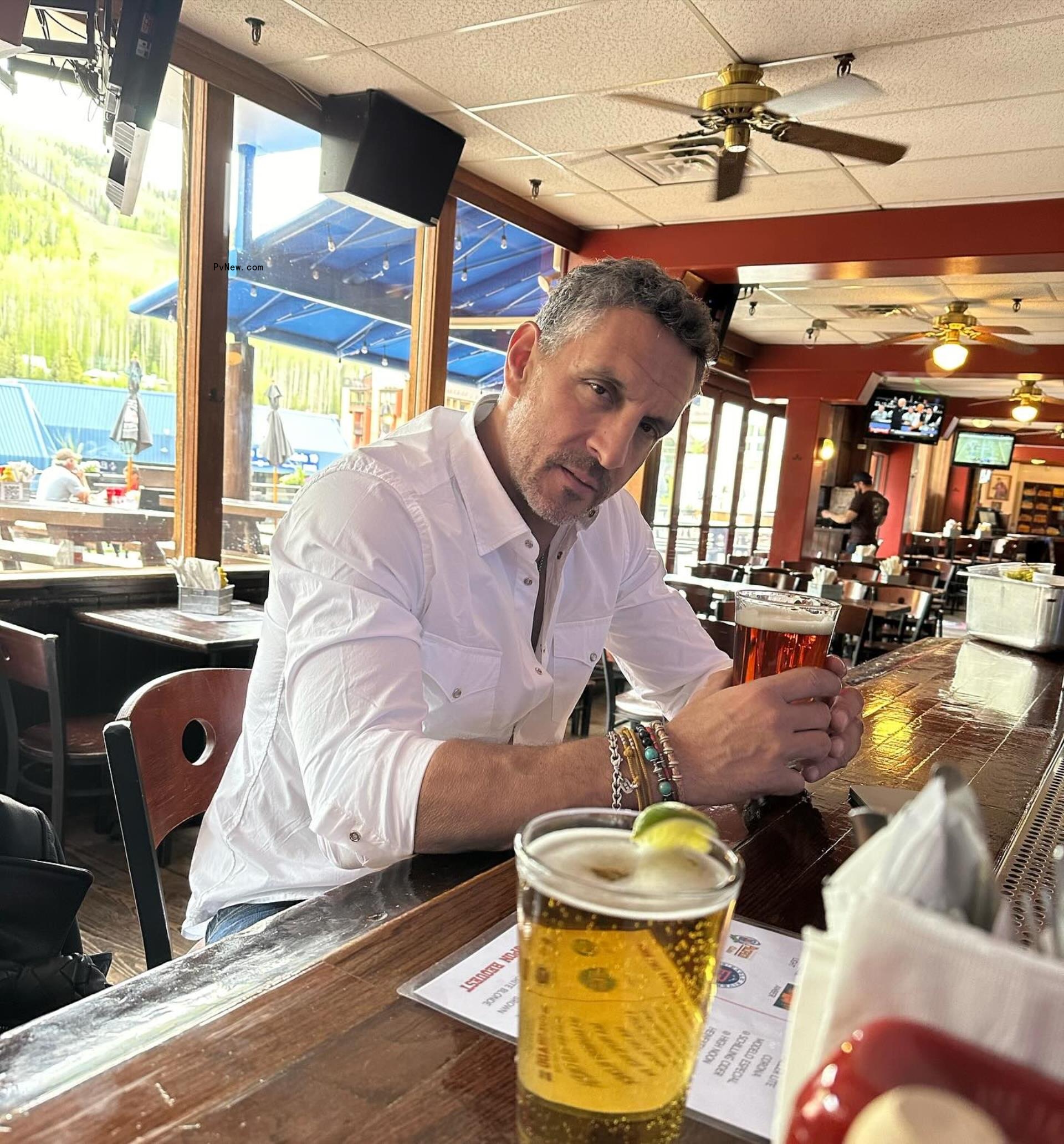 Mauricio Umansky posing while at a bar.