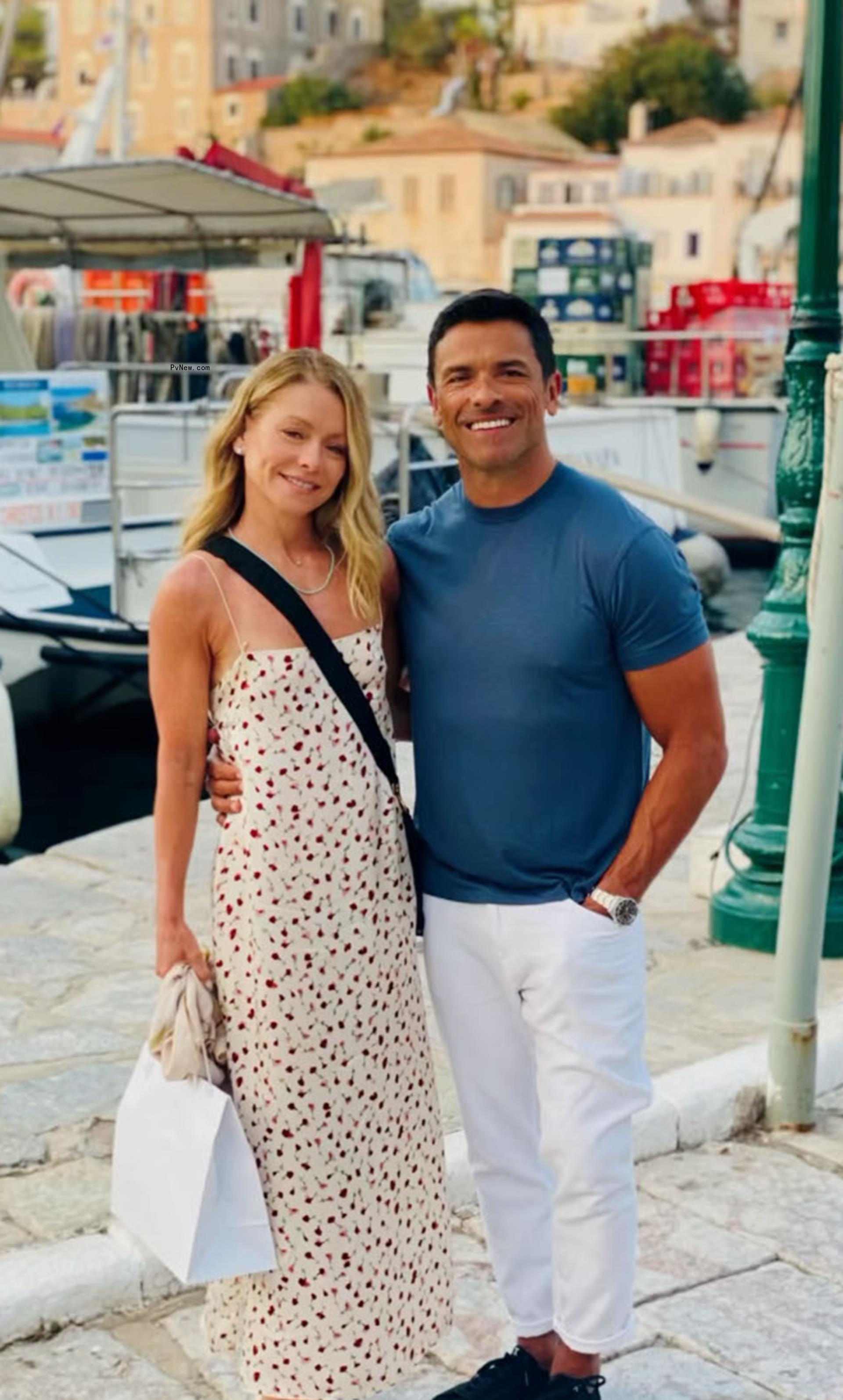 Kelly Ripa and Mark Co<i></i>nsuelos on the beach