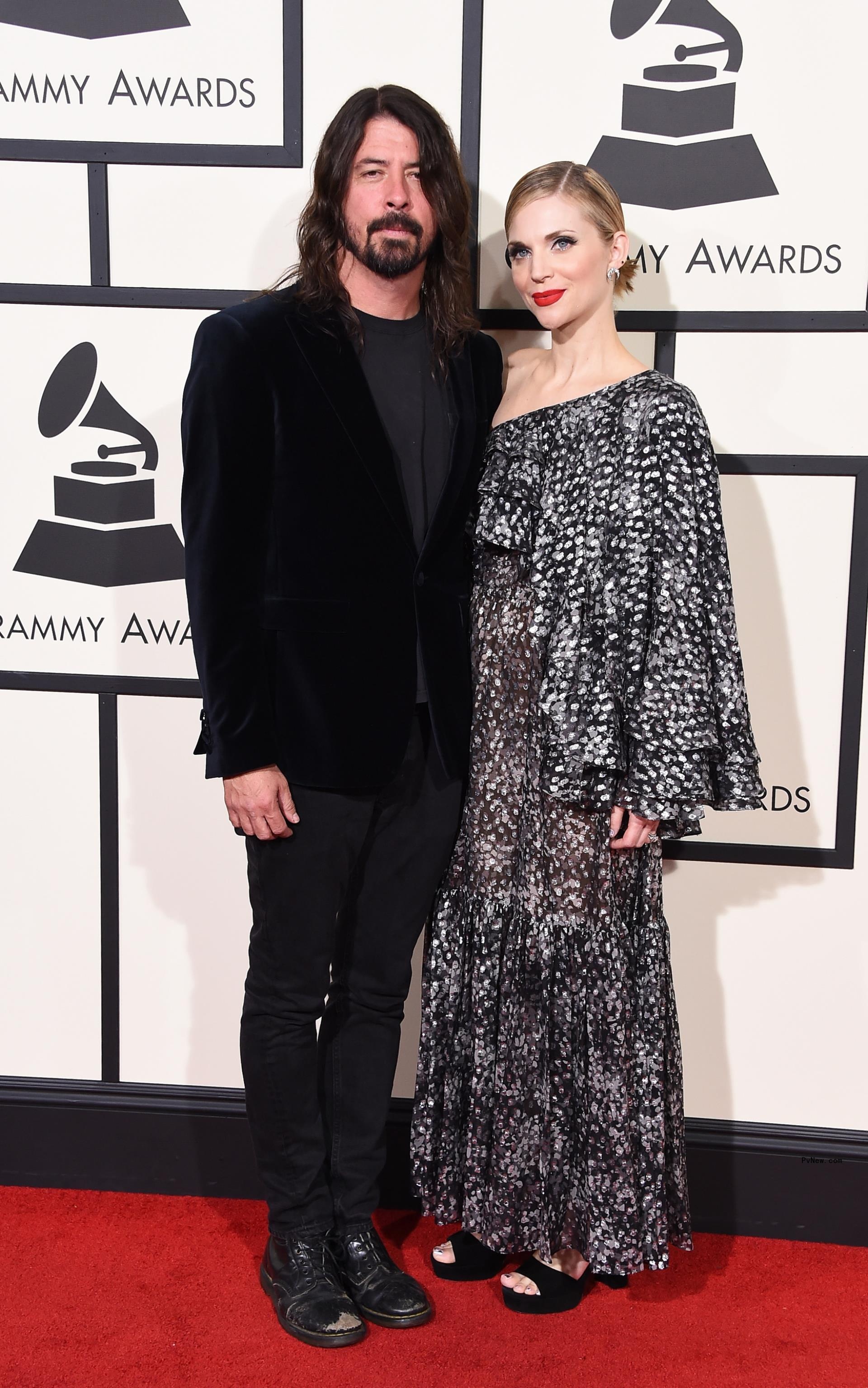 Dave Grohl and Jordyn Blum on a red carpet in 2016. 