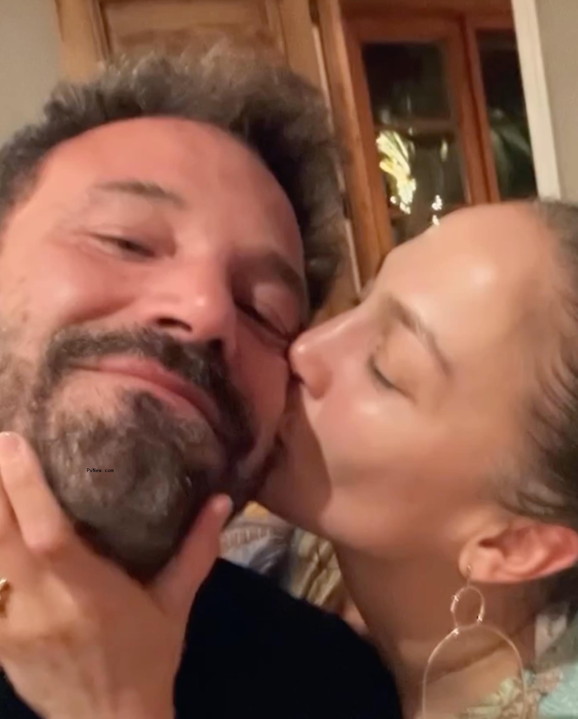 Jennifer Lopez kisses Ben Affleck on the cheek.